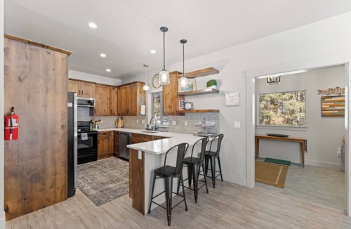 McCall House | Fun Amok - Warren Wagon Rd - WiFi - Large driveway - Hot tub