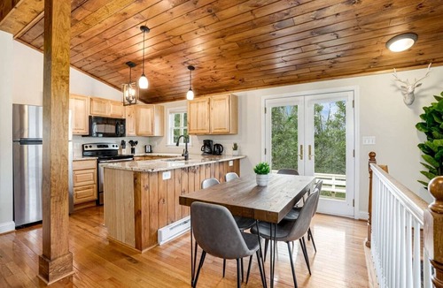 Millville Cabin | Fun and Modern Cabin with Pool Table, Hot Tub and Fire Pit for Your Perfect Getaway in Historic Harpers Ferry, WV