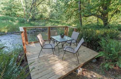 Longview Cottage | Fun and Unique Waterfront Home w/Deck and BBQ - Unique Northwest Vacation Rentals