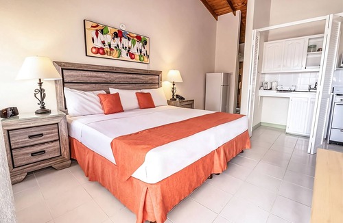 Rendezvous Hotel | Fun at Dover Beach! W/ Private Balcony & Kitchenette! FREE Parking, Pool