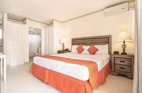 Rendezvous Hotel | Fun at Dover Beach! W/ Private Balcony & Kitchenette! FREE Parking, Pool