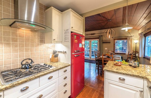 Northwood House | Fun Cabin! Hot Tub~Near Guerneville~Golf~Dog-OK~Little Red House
