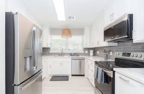 Clear Lake Shores House | Fun Family Getaway Near Kemah Boardwalk, Game Room, BBQ Grill & Coastal Vibes!