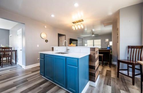 Near Eastside House | Fun for Everyone w Hot Tub BBQ Patio