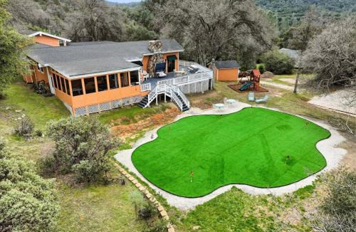 Yosemite Forks House | Fun Getaway with Golf HotTub Volleyball and more
