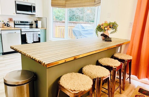 West Edmonton House | Fun Group Stay * A/C * 5Mins to WEM * King Bed * Sleep16 * Crib*