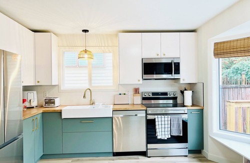 West Edmonton House | Fun Group Stay * A/C * 5Mins to WEM * King Bed * Sleep16 * Crib*