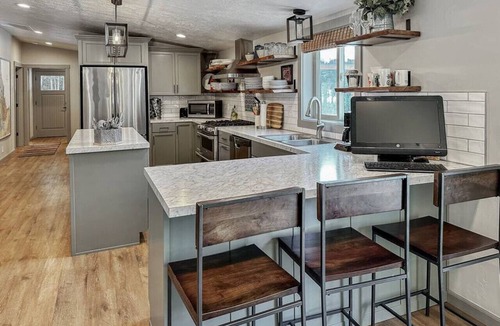 Cascade Cabin | Fun Modern Cabin Near Clear Creek Station