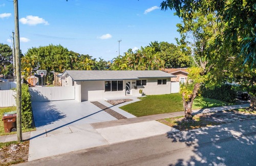 Hialeah House | Fun Oasis 6BR Game Room, Playground, Court & BBQ