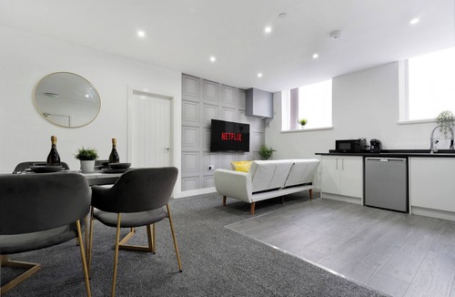 Birmingham Apartment | Fun Packed Bham Apt with Pool Snooker Table Tennis!