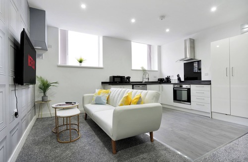 Birmingham Apartment | Fun Packed Bham Apt with Pool Snooker Table Tennis!