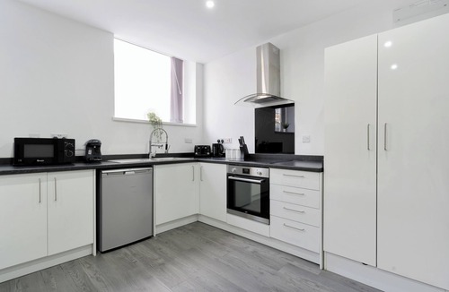 Birmingham Apartment | Fun Packed Bham Apt with Pool Snooker Table Tennis!