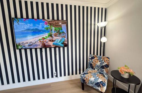 North Andrews Gardens House | Fun Pool Home with ping pong near Beaches and Airport