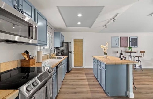 Bay Crest Park House | Fun Poolside Place for Families and Friends