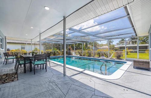 Yacht Club House | Fun, Relaxation, POOL, spacious, Sleeps 12- Villa Sea Crest Cottage