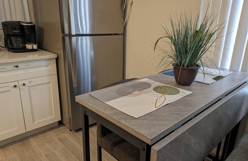 Coral Ridge Apartment | Fun-Sized Haven! Shared Heated Pool n Spa! Beach 1.4 mi! Walkable to Food n Fun