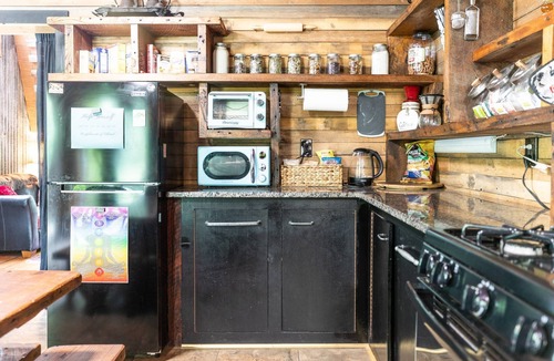 Woodstock House | Fun & Unique Rustic Hut in Red Top Mountain State Park |Outdoor Tub/Shower |Garden, Fire Pit & Creek