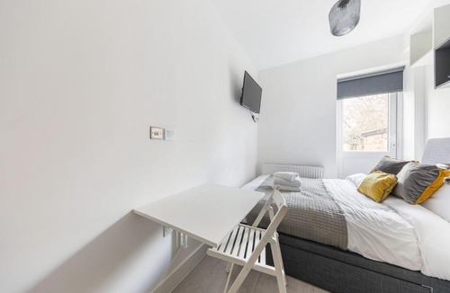 St. George's Apartment | Functional Double With An Ensuite Toilet And Shower Near Tube And Bus Stations