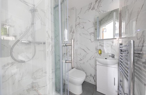 St. George's Apartment | Functional Double With An Ensuite Toilet And Shower Near Tube And Bus Stations