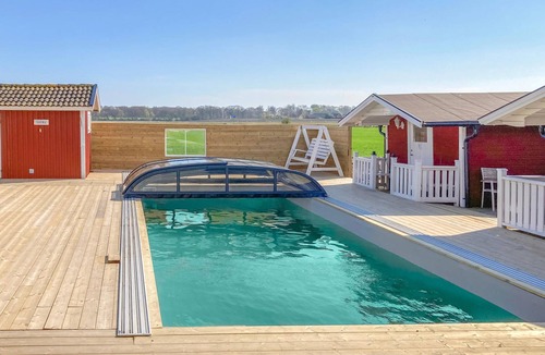 Morup House | Functionally furnished domicile, on a divided plot, with pool and barbecue.