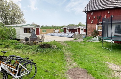 Morup Apartment | Functionally furnished domicile, on a divided plot, with pool and barbecue.