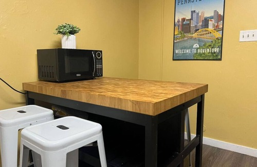 Pittsburgh Condo | Funky 3rd Floor Condo, 5 Beds w/Sofa Bed + WIFI!