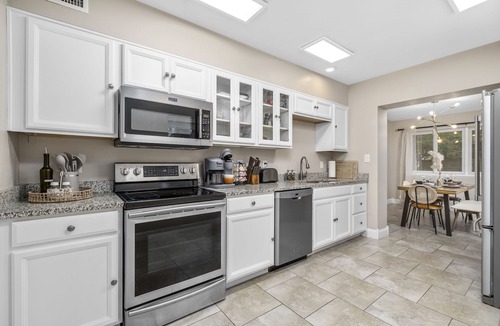 Gainesville House | Funky MINI GOLF Home filled with Amenities