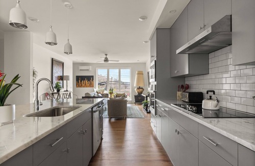 Hermitage House | "Funky Town #10" 3 bedroom -sleeps 9 -15 minutes from Nashville