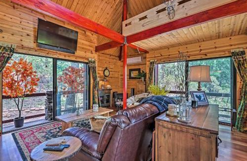 Strawberry House | Furnished Deck: Romantic Strawberry/Pine Studio!