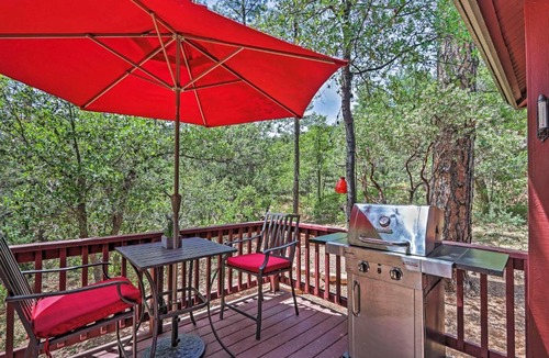 Strawberry House | Furnished Deck: Romantic Strawberry/Pine Studio!