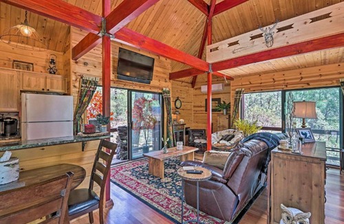 Strawberry House | Furnished Deck: Romantic Strawberry/Pine Studio!