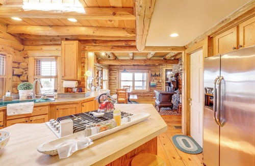 Walpole Cabin | Furnished Deck + Views: Walpole Cabin Retreat