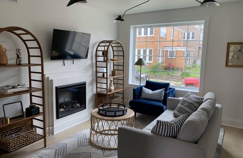 Parkersburg Apartment | Furnished fully renovated Art Deco Apt great for traveling nurses and doctors