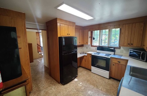 Storrs House | Furnished large room in walking distance to UConn Storrs. Room n