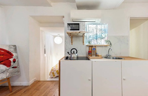 Old Town Apartment | Furnished studio in the heart of the Old Town. 2 minutes from the beaches!