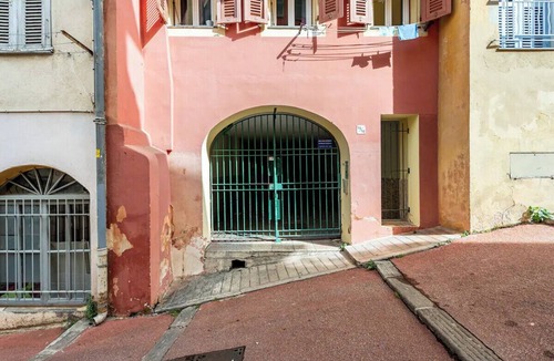 Old Town Apartment | Furnished studio in the heart of the Old Town. 2 minutes from the beaches!