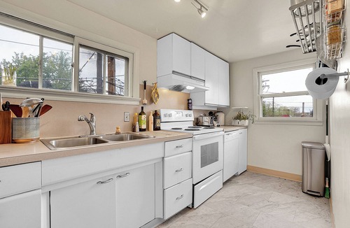 Whittier Apartment | Furnished Summer rental in Downtown Boulder spacious 1-bedroom with a carport