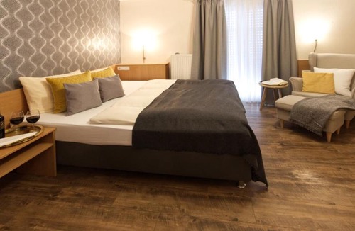 Walpertskirchen Hotel | Gästehaus Zehmerhof bei Erding