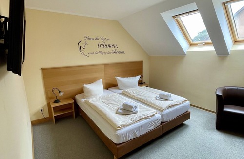 Trebbin House | Gästezimmer mit Bezaubernden Garten und Koi-teich