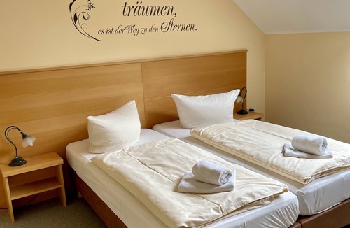 Trebbin House | Gästezimmer mit Bezaubernden Garten und Koi-teich