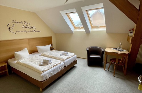Trebbin House | Gästezimmer mit Bezaubernden Garten und Koi-teich