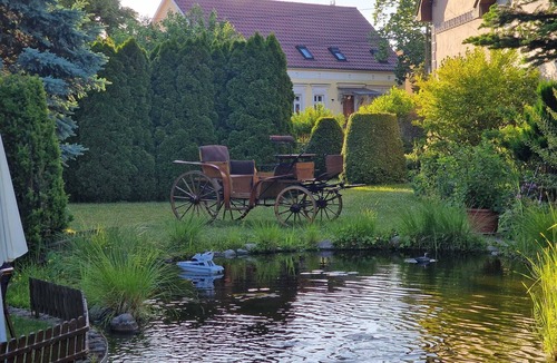 Trebbin House | Gästezimmer mit Bezaubernden Garten und Koi-teich