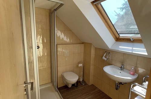 Trebbin House | Gästezimmer mit Bezauberndem Garten und Koi-teich