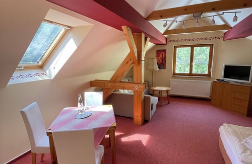 Trebbin House | Gästezimmer mit Bezauberndem Garten und Koi-teich