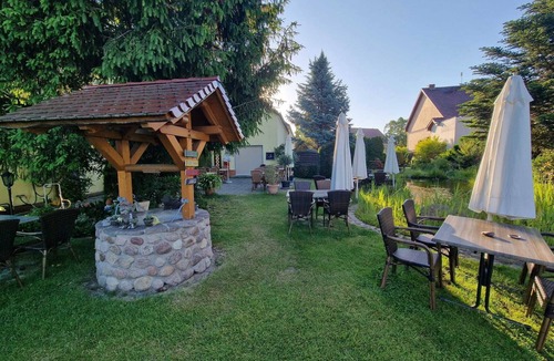 Trebbin House | Gästezimmer mit Bezauberndem Garten und Koi-teich