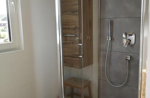 Feucht House | Gästezimmer mit eigenem Bad in Reihenmittelhaus