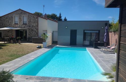 Saint-Andre-de-la-Marche House | Gîte à SAINT ANDRE DE LA MARCHE proche du Puy du foù