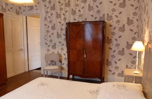 Saint-Ennemond House | Gîte à Saint-Ennemond avec cheminée et jardin clos - FR-1-489-11