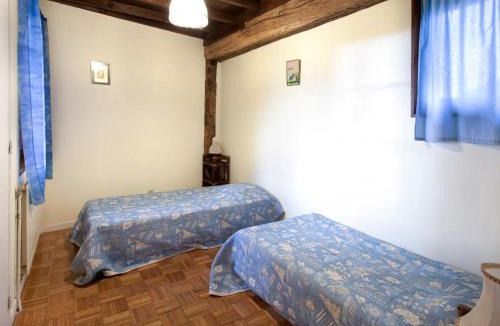 Saint-Medard-en-Forez House | Gîte 65 m² avec cheminée, terrasse et jeux pour enfants - FR-1-496-283