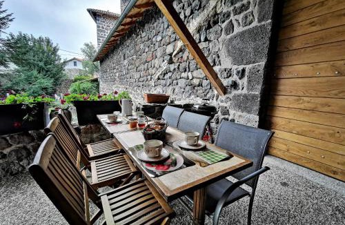 Solignac-sur-Loire House | Gîte confortable près de la Cascade de la Beaume avec terrasses et parking privatif - FR-1-582-30